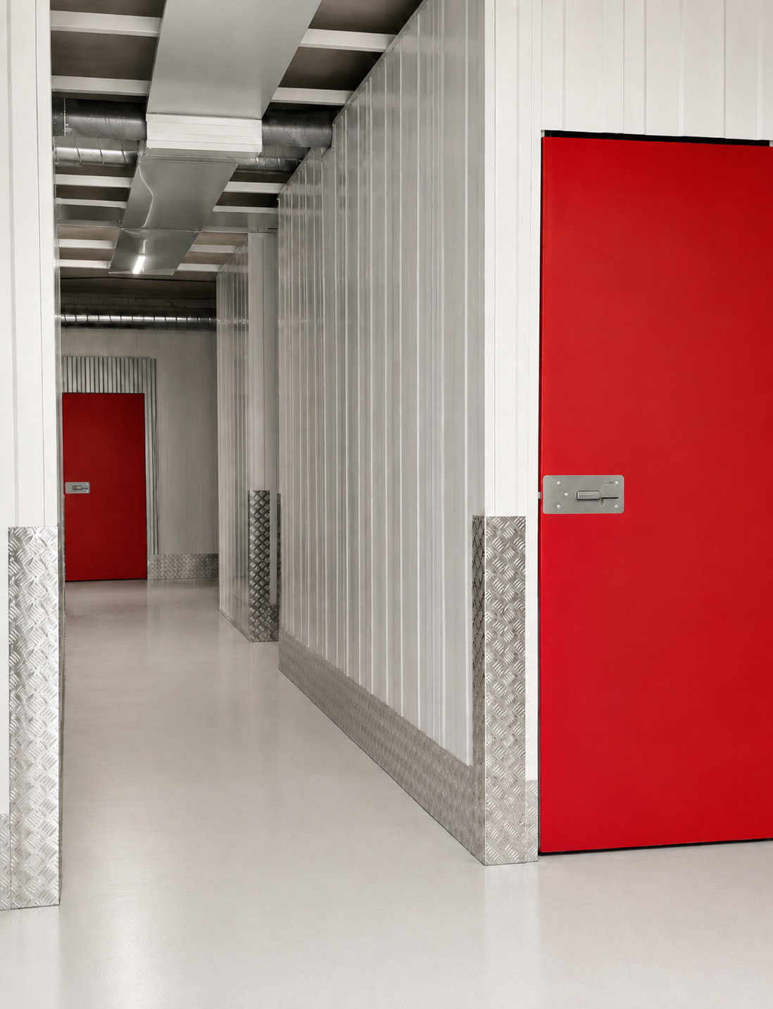 Trastero individual con puerta roja y cierre de seguridad